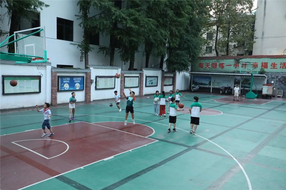 球场就在社, 傍晚时分 球场就在社, 傍晚时分